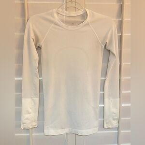 Lululemon white Swifty Tech Long Sleeve top size 4 Nice Condition!